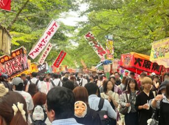2025年の札幌まつり・北海道神宮例祭 多くの屋台・露店で賑わう中島公園の様子（筆者撮影・一部加工）