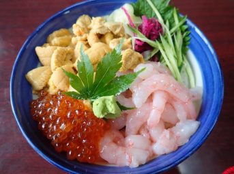 積丹町『お食事処 純の店』うに漁解禁期間の海鮮丼に一番人気の積丹ザンギ